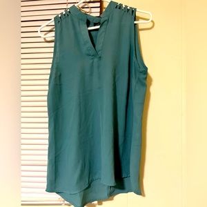 Sleeveless blouse/ free shirt women’s medium rue 21.